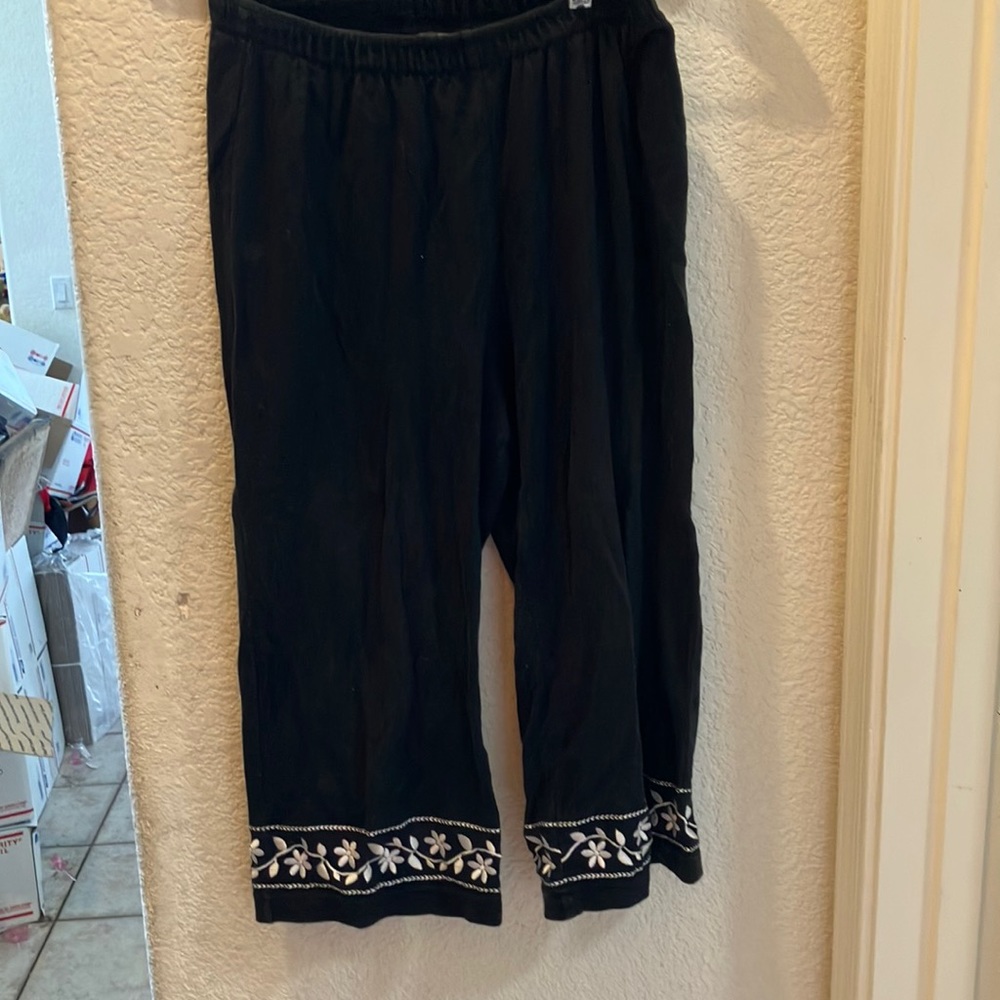 FINAL MARKDOWN Cathy Daniels capris medium